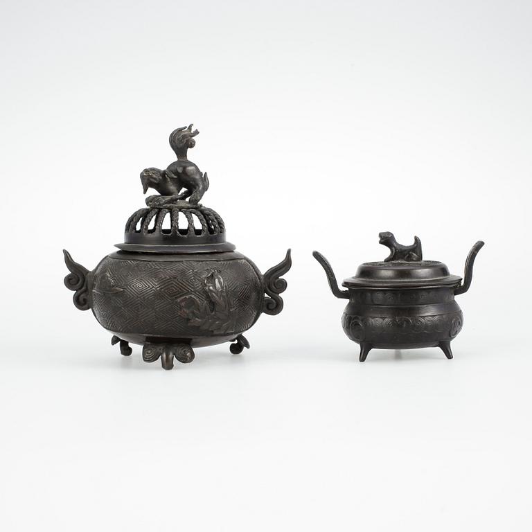 RÖKELSEKAR, 2 st, brons, Japan, 1900-tal.