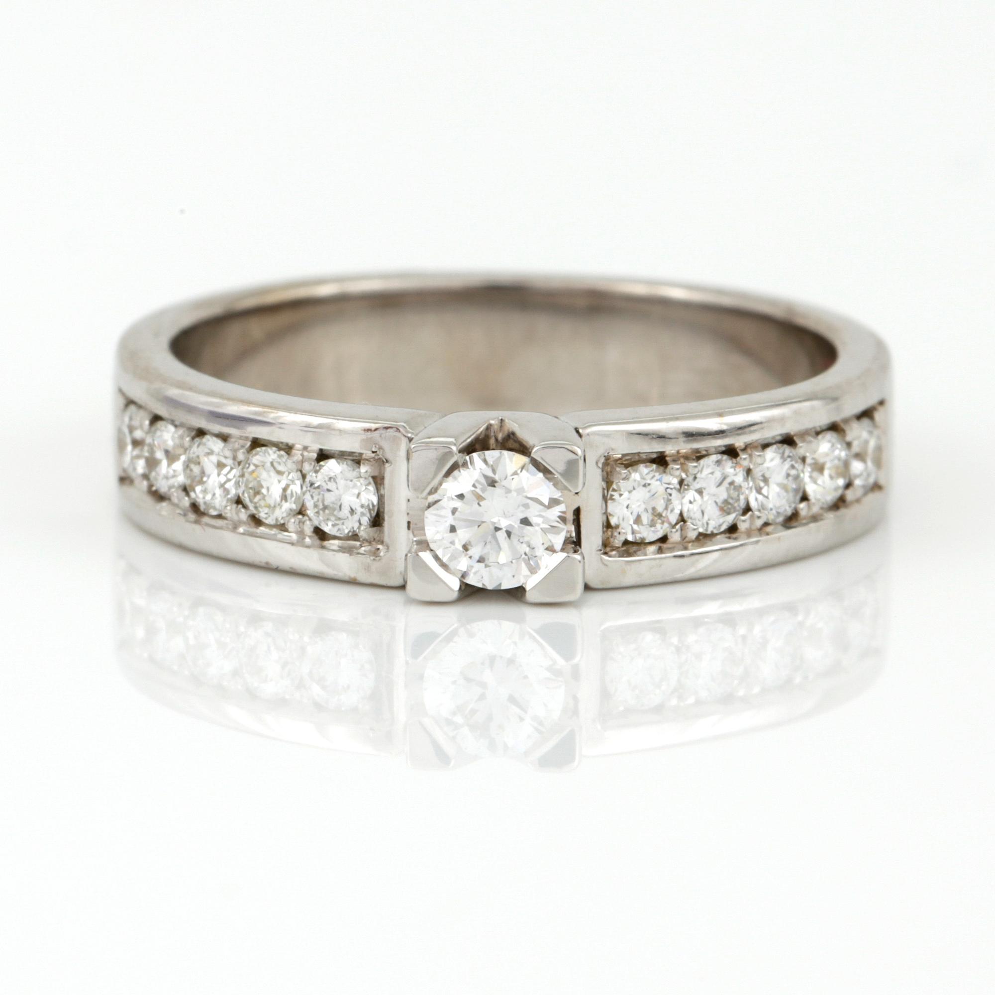RING, 14K vitguld med briljantslipade diamanter, tot ca 0,51 ct. Vikt ca 4,59 g.