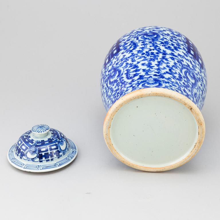 A blue and white vase with cover, Qing dynasty, 19th century.