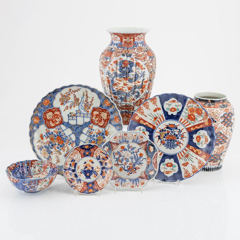 Seven pieces of Japanese Imari porcelain, around 1900 and early 20th century.