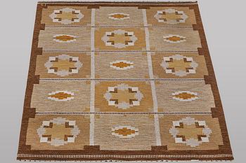 Ingegerd silow, a flat weave carpet, signed IS, ca 228 x 167 cm.