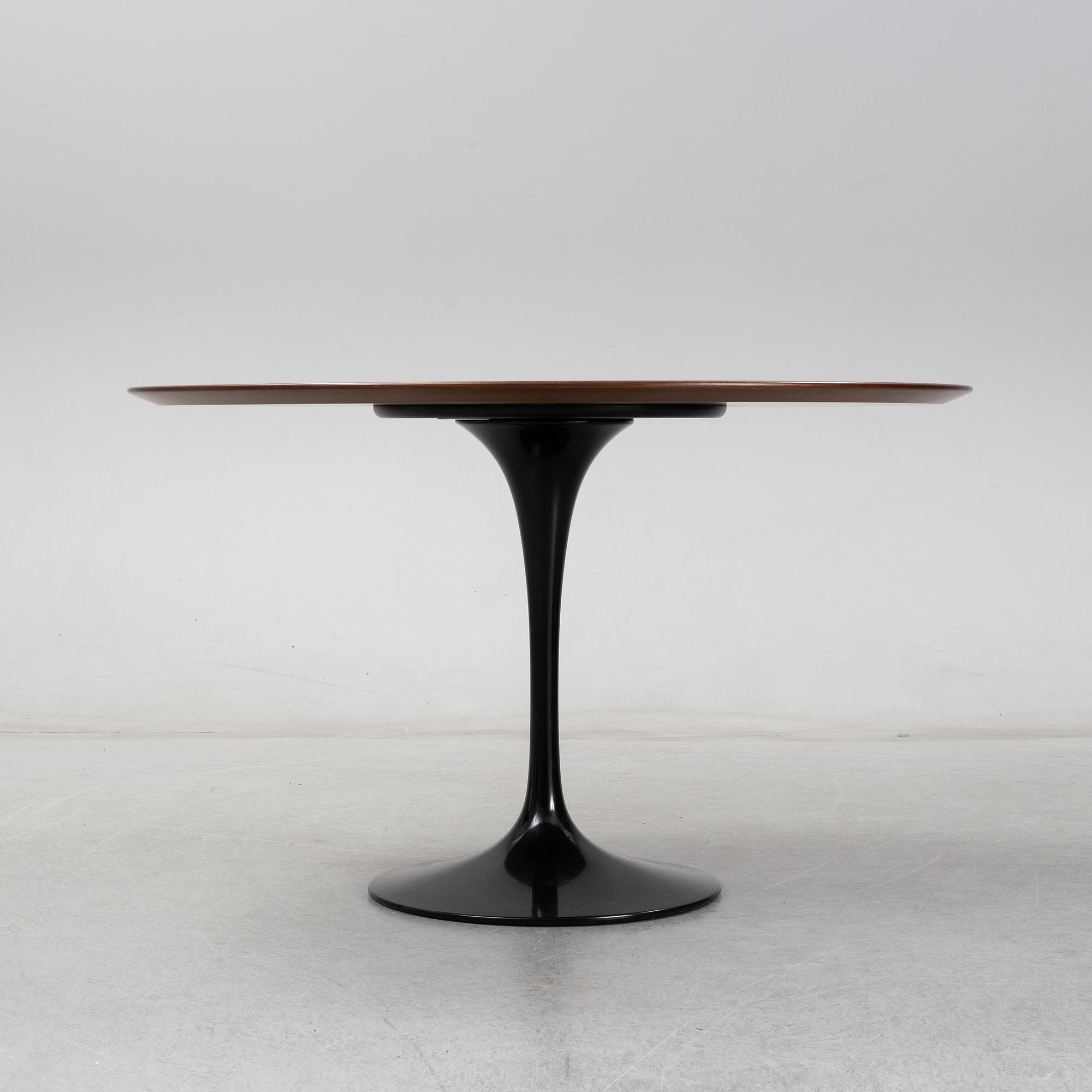 Eero Saarinen, soffbord, "Tulip", undertill brickmärkt KnollStudio Eero Saarinen. Modellen formgiven 1956.