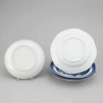 A set with four blue and white soup dishes and a dish, Qing dynasty, Qianlong (1736-95).