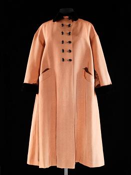 A 1960s beige silk coat by Märthaskolan.