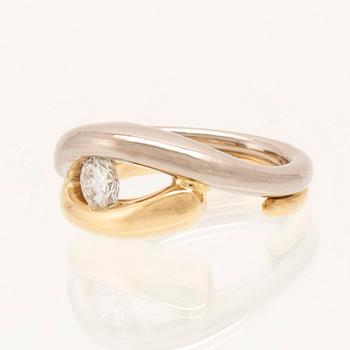 Ole Lynggaard, ring "Kjysen/Kyssen" 18K white and red gold with a round brilliant-cut diamond.