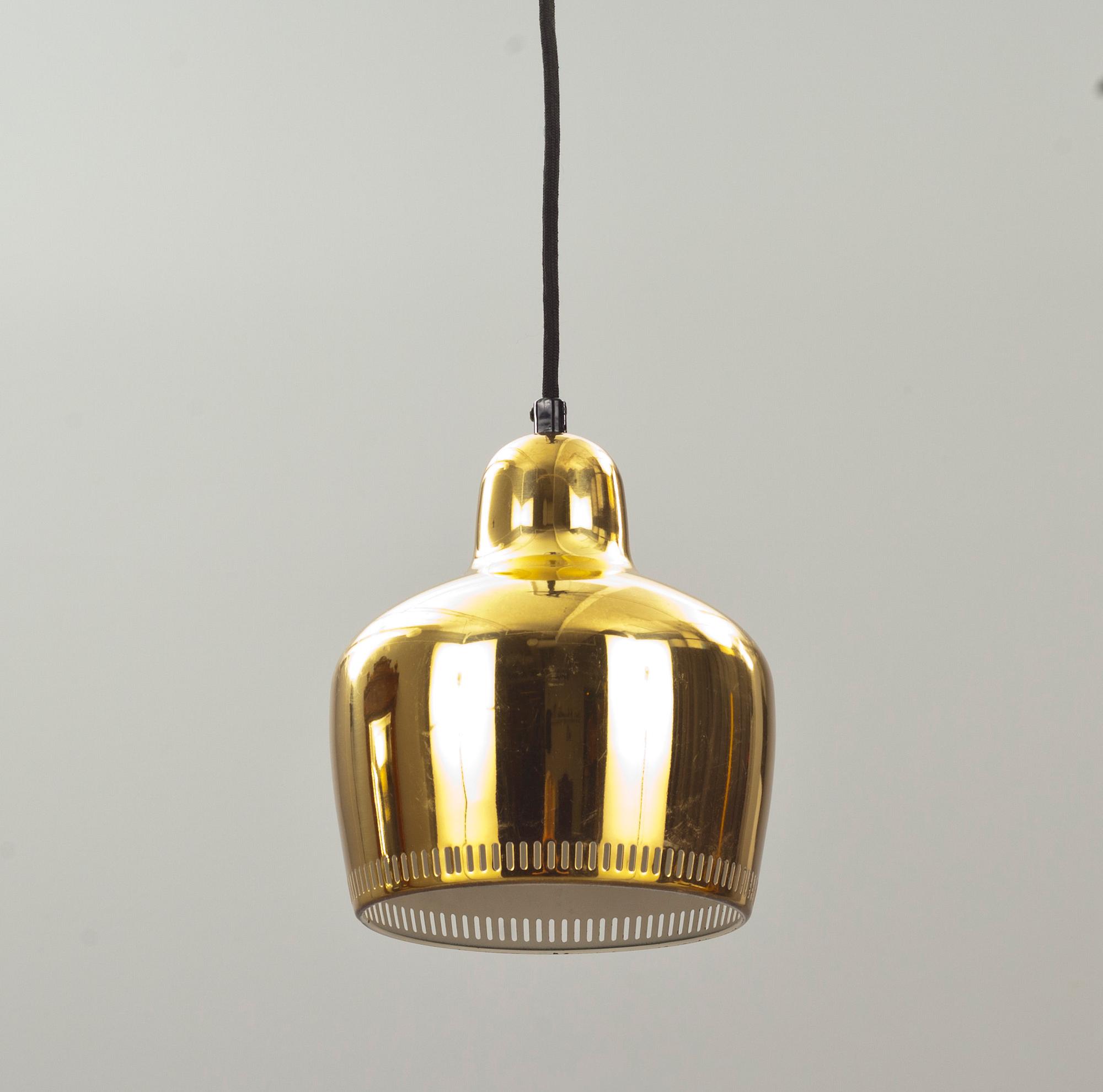 TAKLAMPA, design Alvar Aalto, A330. Tillverkad av Valaistustyö eller Louis Poulsen & Co a/s Denmark.