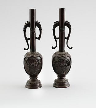 VASER, 1 par, brons, Japan, omkring år 1900.