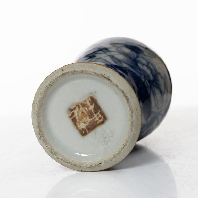 A Chinese porcelain vase and a bowl, around 1900.