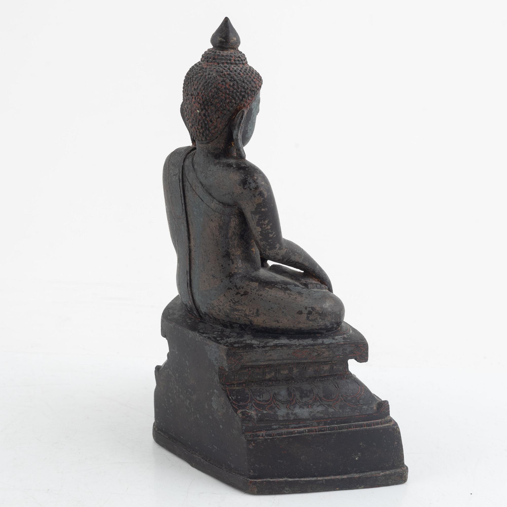A Burmese bronze figure of a buddha, 17th century.