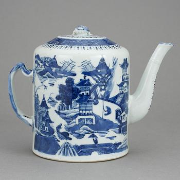 TEKANNA, porslin. Qingdynastin Qianlong 1736-95.