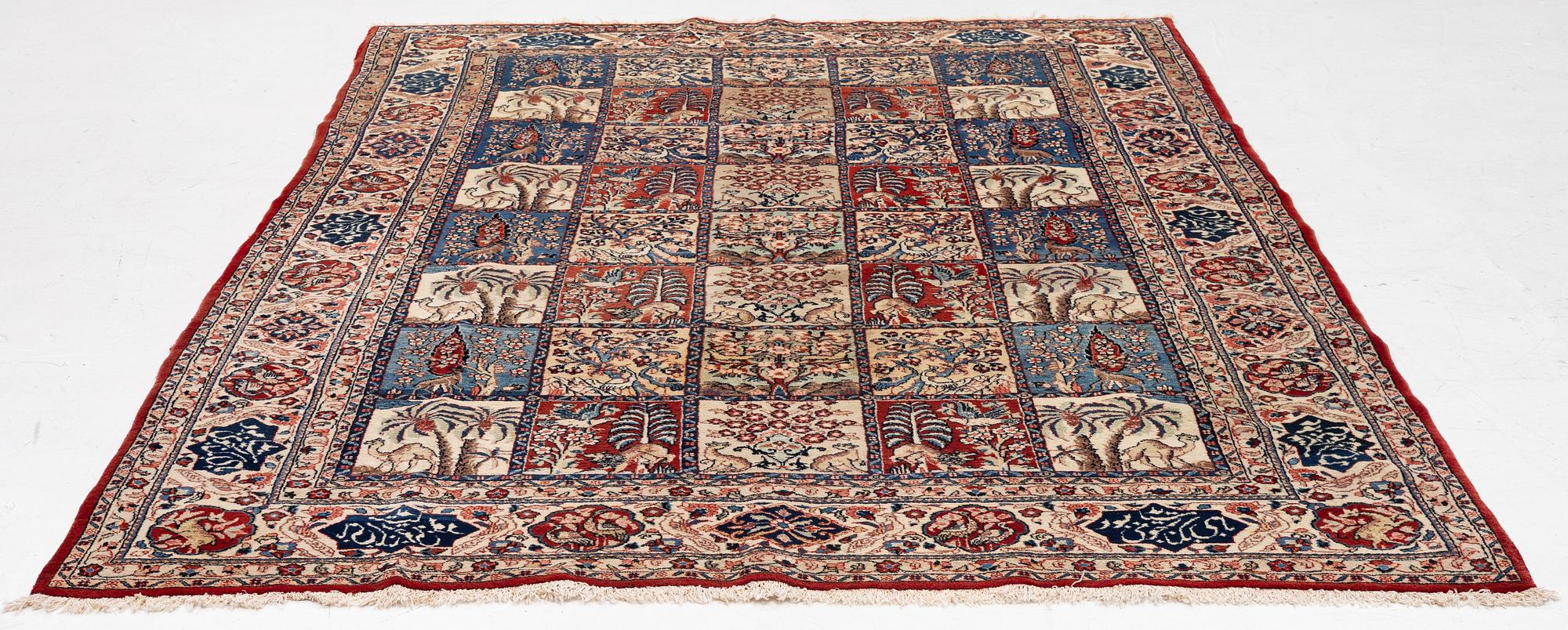 A Sarouk carpet, a. 310 x 210 cm.