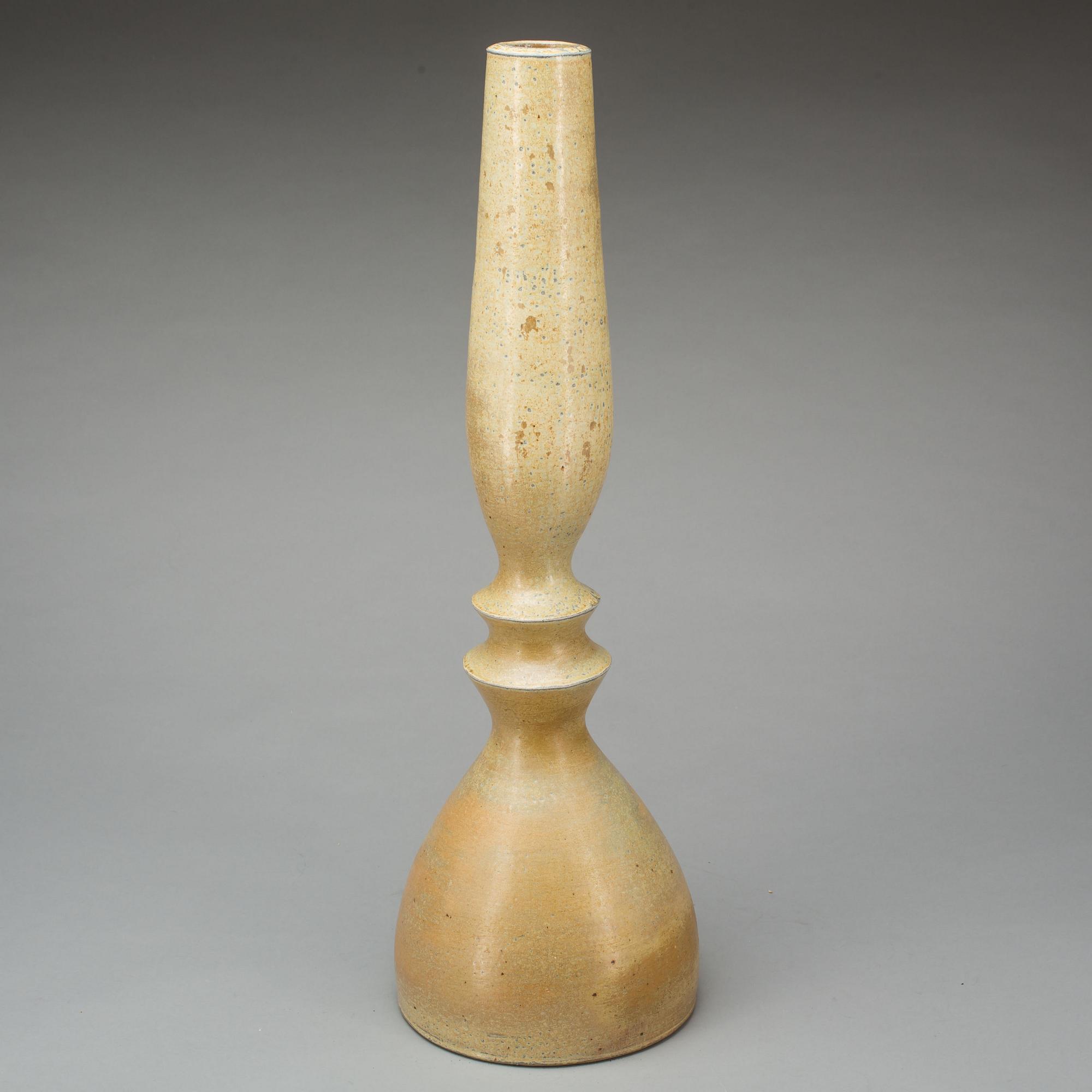 GOLVVAS, stengods. Signerad Berit Solås.