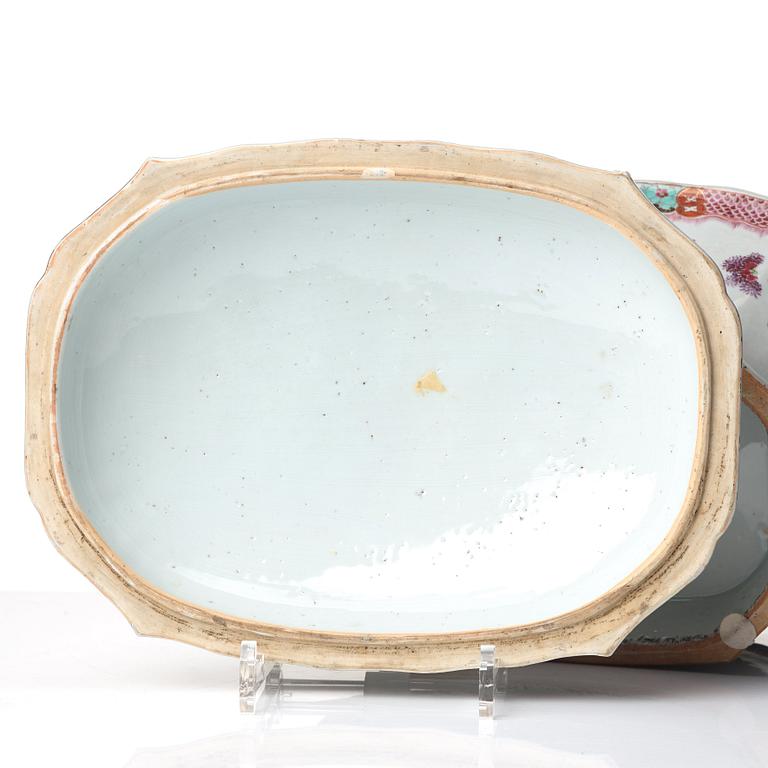 Terrin med lock och fat, kompaniporslin. Qingdynastin, Qianlong (1736-95).