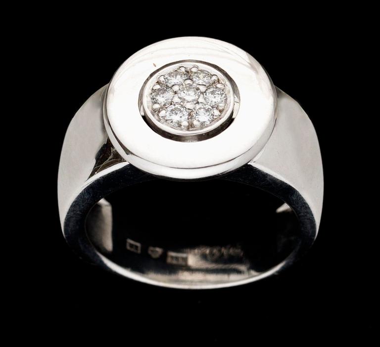 RING, vitguld med diamanter.