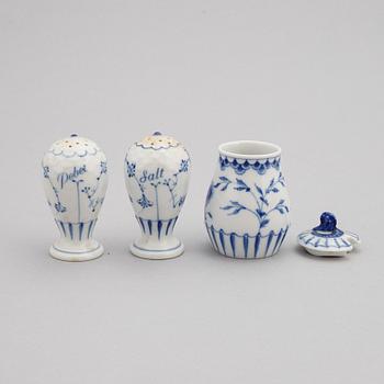 Matservis, 58 delar, porslin, "Musselmalet", Bing & Grøndahl samt Royal Copenhagen, Danmark.