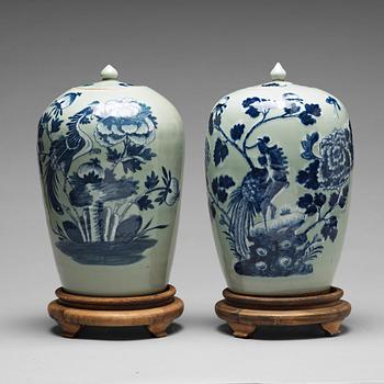 963. A matched pair of chinese jars with covers, late Qing dynasty, circa 1900.