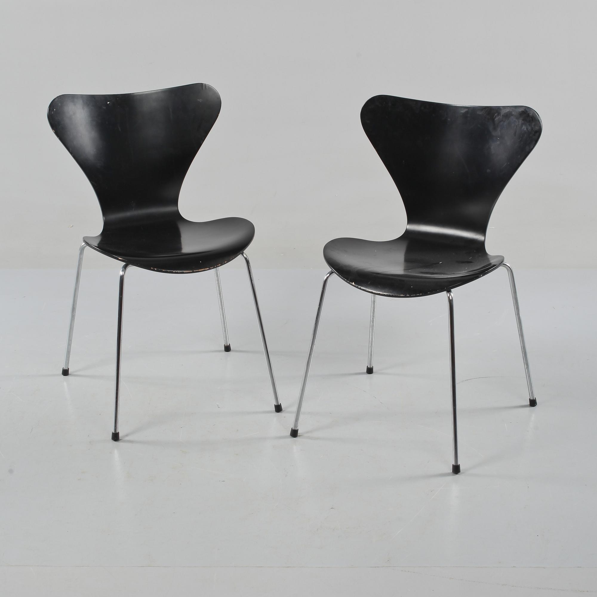 STOLAR, ett par, "Sjuan", Arne Jacobsen, Fritz Hansen, tillverkade 1998.
