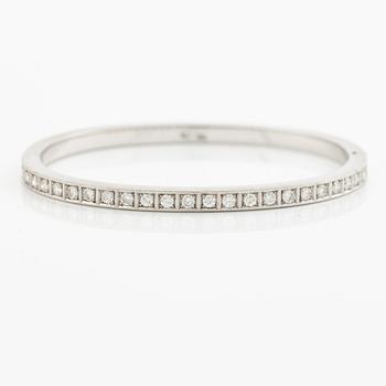 Armband/armring, 18K vitguld med briljantslipade diamanter.