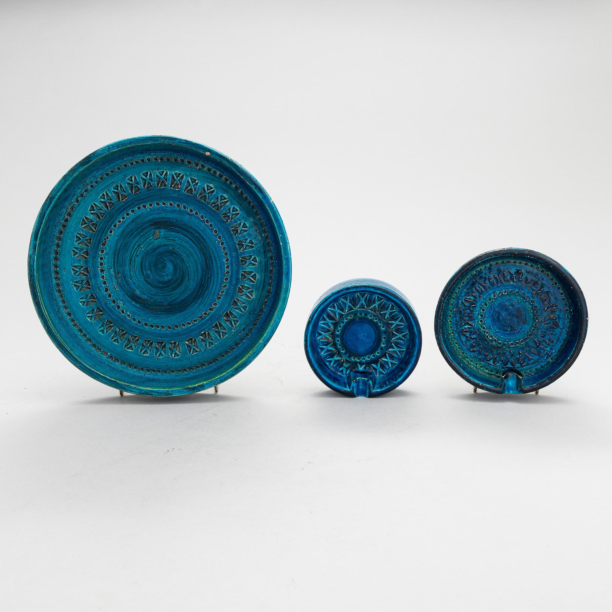 Aldo Londi, Pöytävalaisin ja maljoja, 3 kpl, keramiikkaa, "Rimini blu", Bitossi, Italia, 1900-luvun puoliväli.