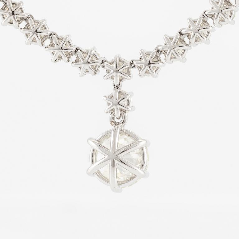 Necklace, 18K white gold with brilliant-cut diamonds.