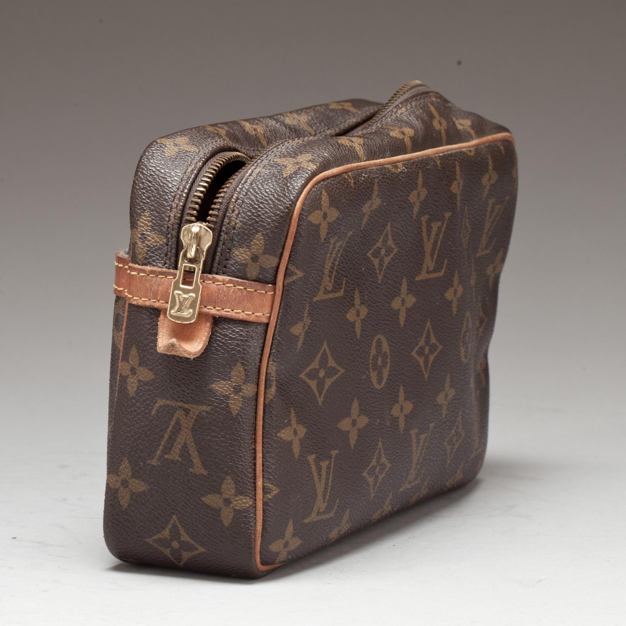 NECESSÄR, herr. Louis Vuitton.
