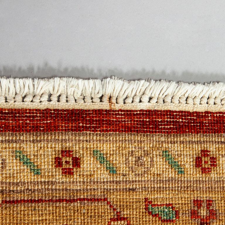 Carpet, oriental, approx. 250 x 175 cm.