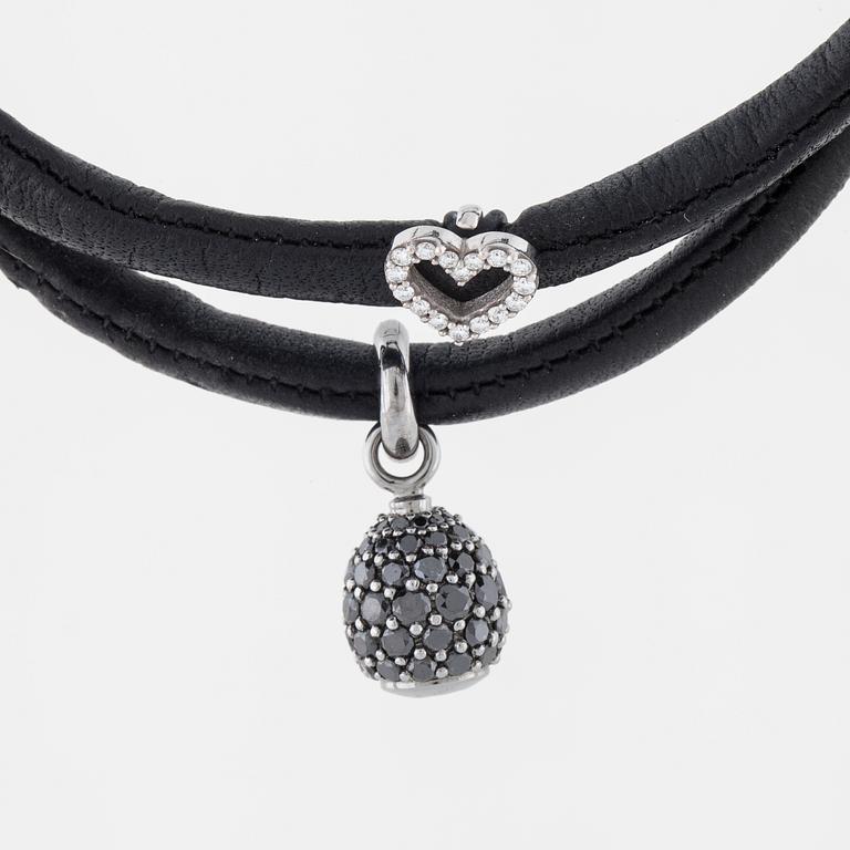 OLE LYNGGAARD, läderarmband med "Sweet Drops" berlocker, design Charlotte Lynggaard.