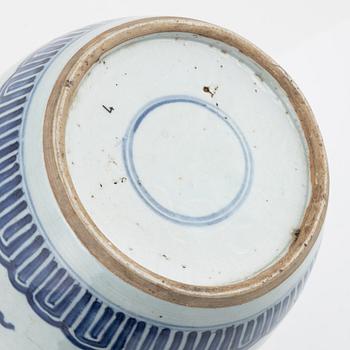 A blue and white jar, Qing dynasty, Kangxi (1662-1722).