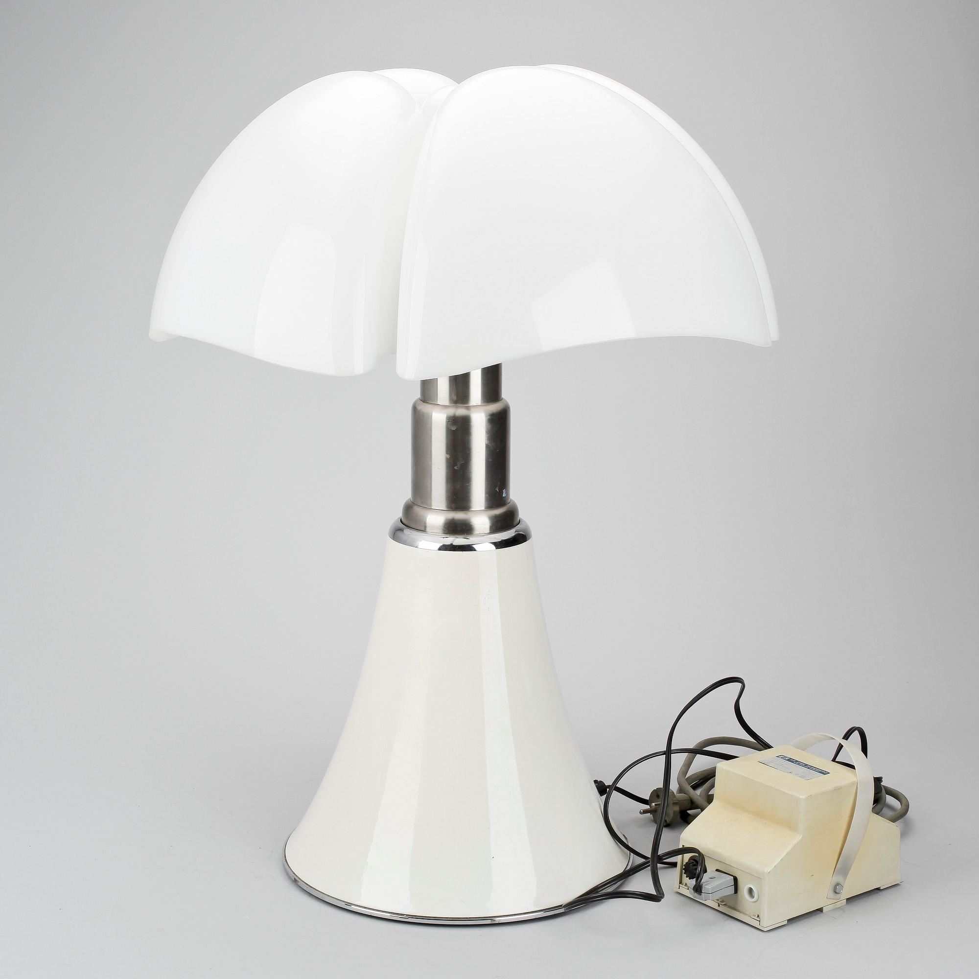 BORDSLAMPA, "Pipistrello", Gae Aulentis för Martinelli Luce. Formgiven 1965.
