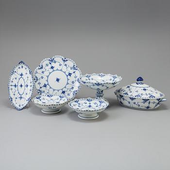 SERVIS, 78 delar, porslin,
"Musselmalet", helblond, Royal Copenhagen, Danmark.
