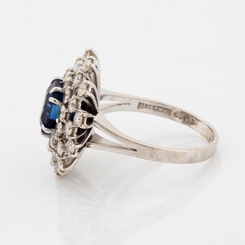 Sormus, 18K valkokultaa, safiiri n. 3.28 ct ja timantteja n. 1.80 ct yht. Magnusson Göteborg, 1986.