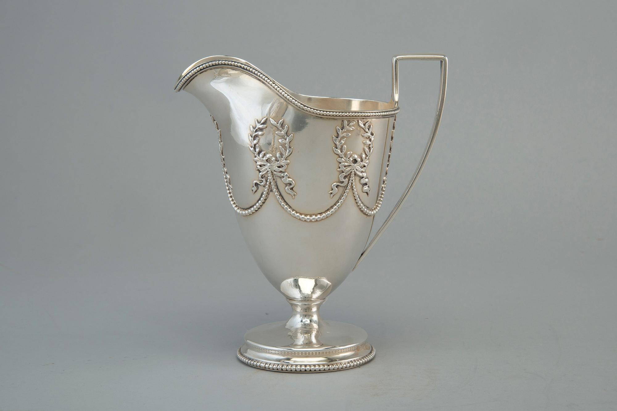 TEE- JA KAHVIKALUSTO, 5 osaa. Sterling hopeaa. J. E. Caldwell Philadephia Pennsylvania USA 1800 l. loppu.
Paino 3012 g.