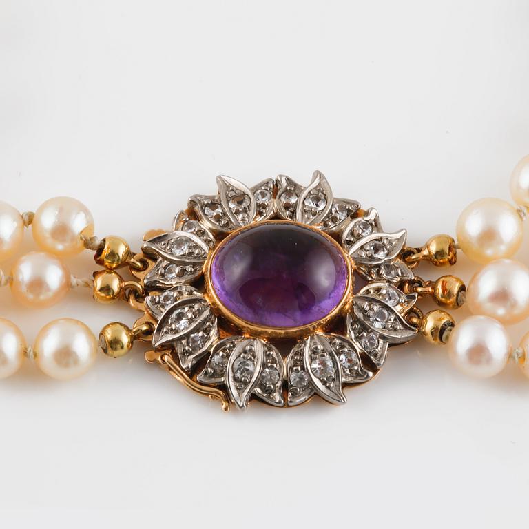 COLLIER, odlade pärlor med lås i 18K guld med diamanter och cabochonslipad ametist, Stigbert för Engelbert, Stockholm.
