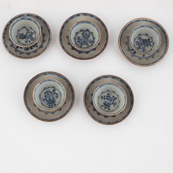 Koppar med fat, 3 + 5, porslin, Kangxi och Qianlong, Kina, 1700-tal.