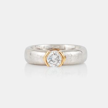 1200. RING med briljantslipad diamant ca 0.70 ct. Kvalitet ca E-F/VVS.