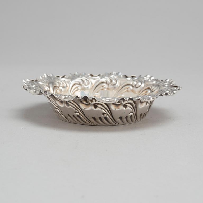 A SET OF SILVER OBJECTS, 14 parts.