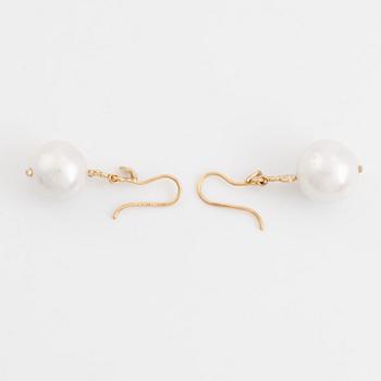 Earrings with cultured freshwater pearls and brilliant-cut diamonds.