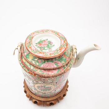 A porcelain set, 8 pieces, Canton, 19th century, China.