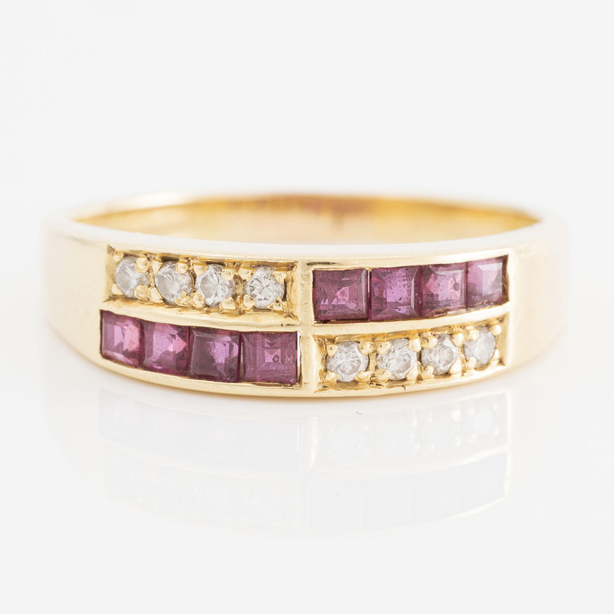 Ring in 18K gold set with carré-cut rubies and brilliant-cut diamonds.