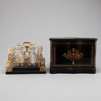 A liquor casket set, late 19th century.