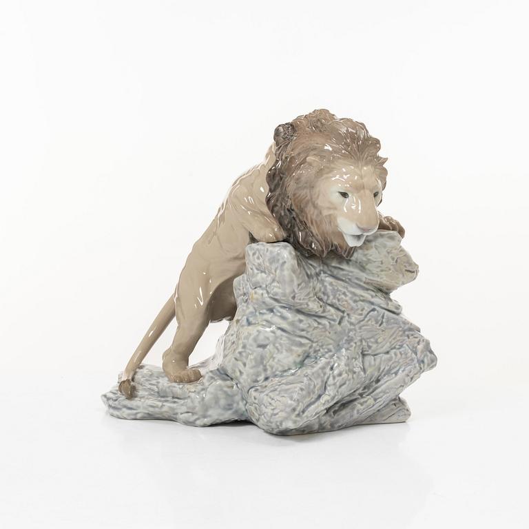 Lladró, figurin, "Lion pouncing", Spanien.