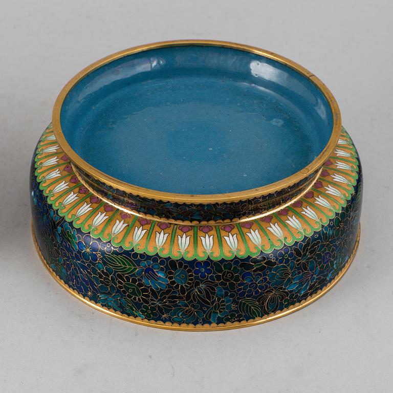 A Chinese cloisonne bowl with cover, 20th century.