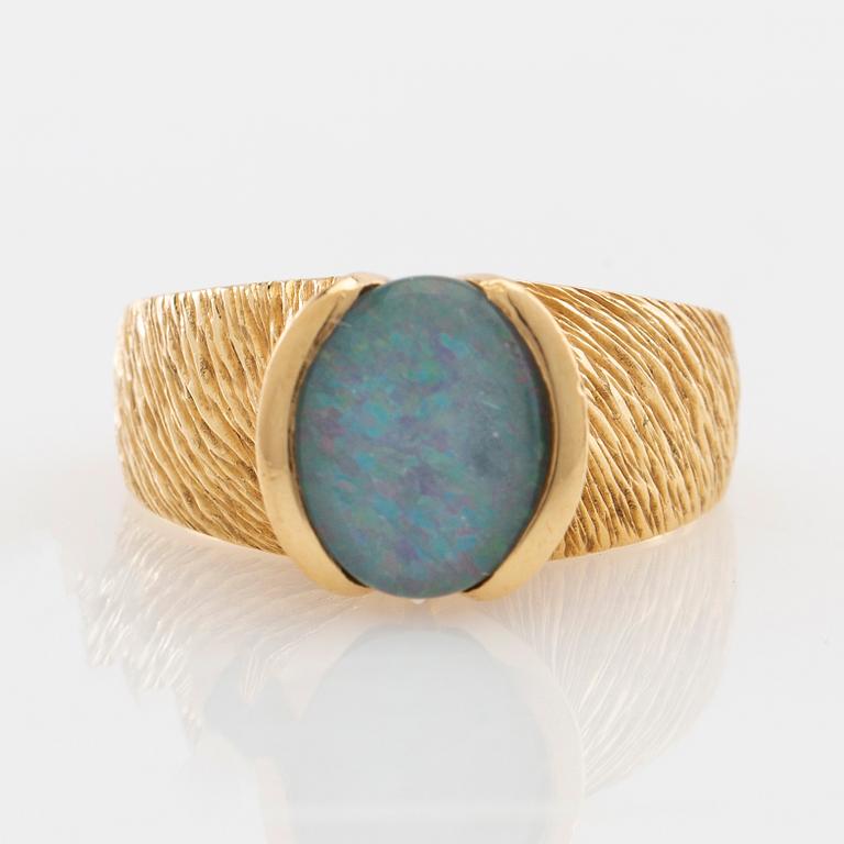 Ring 18K gold with an opal triplet.