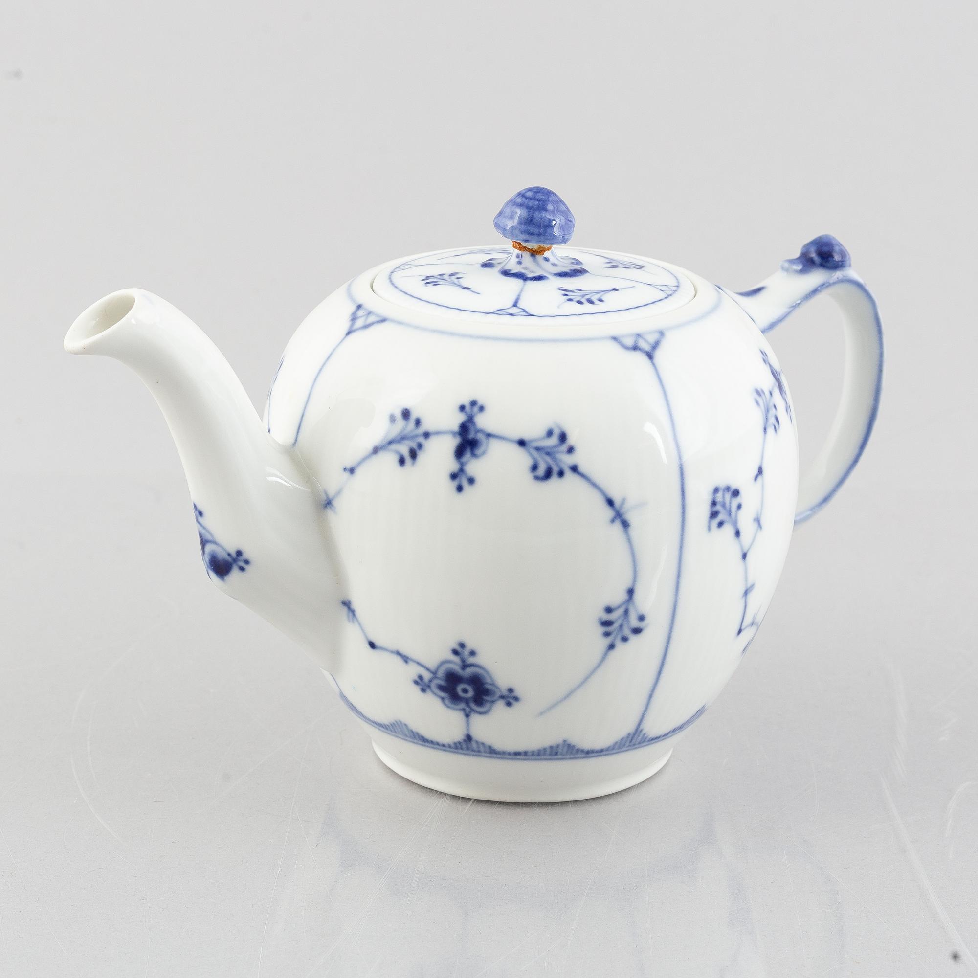 Tekanna, porslin, Royal Copenhagen, "Musselmalet", modell 259, 1898-1923.