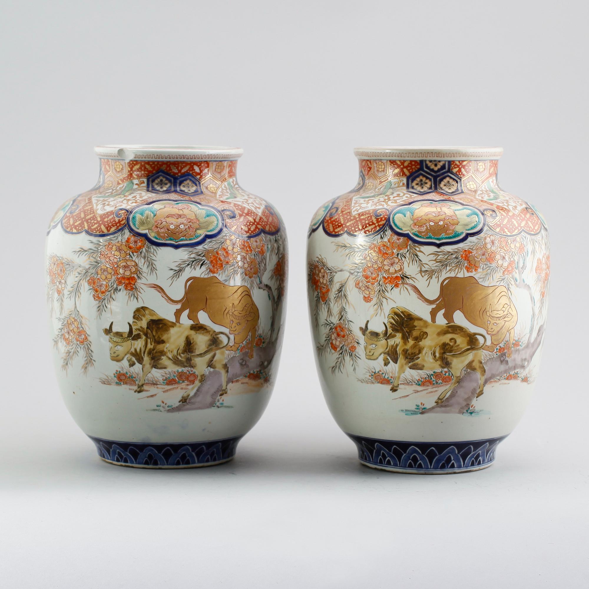 VASER, 1 par, porslin, Japan, 1900-talets första hälft.