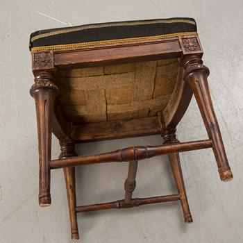 TABURETT, gustaviansk. Stockholms snickarämbetes sigill.