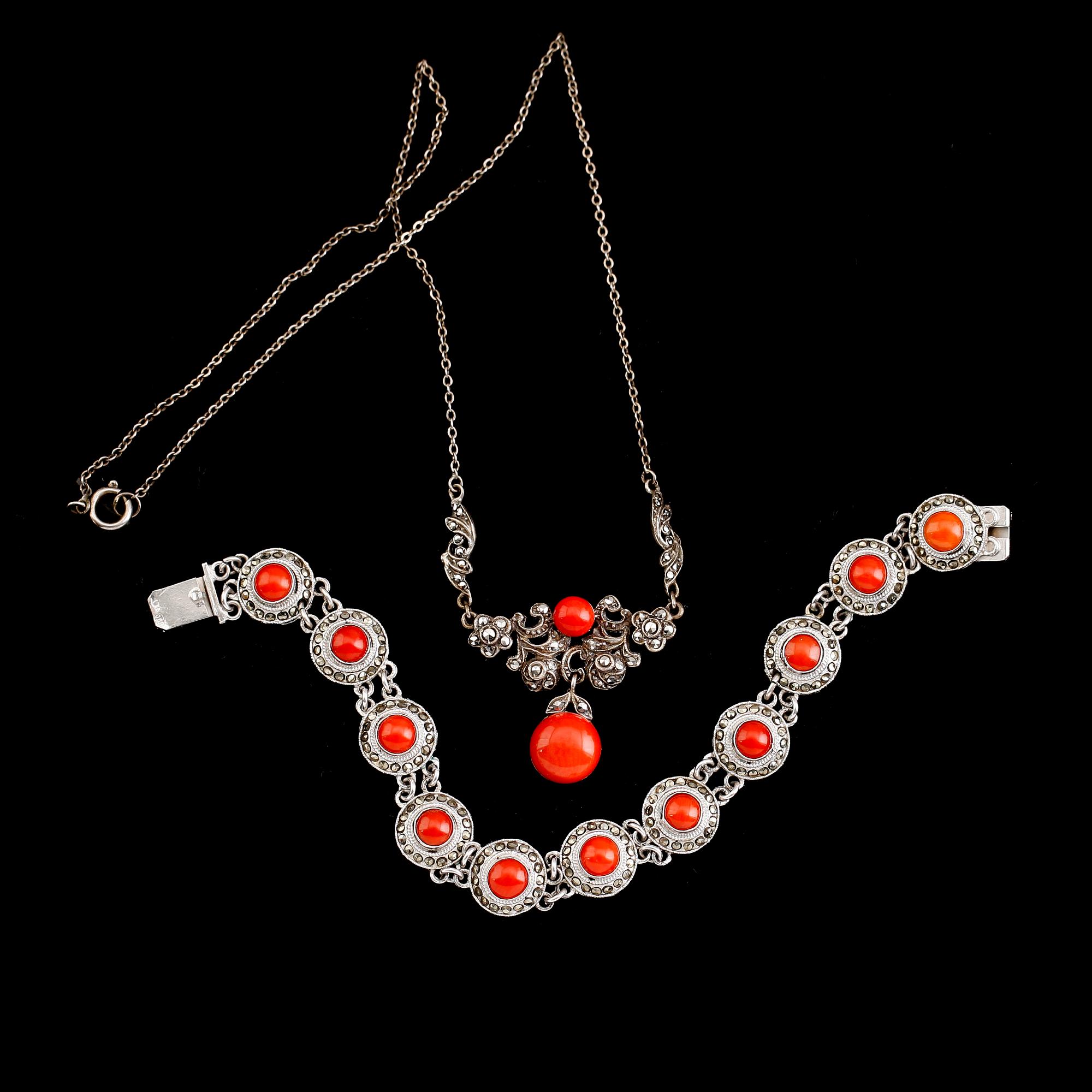 COLLIER OCH ARMBAND, silver, korall, 1900-tal.