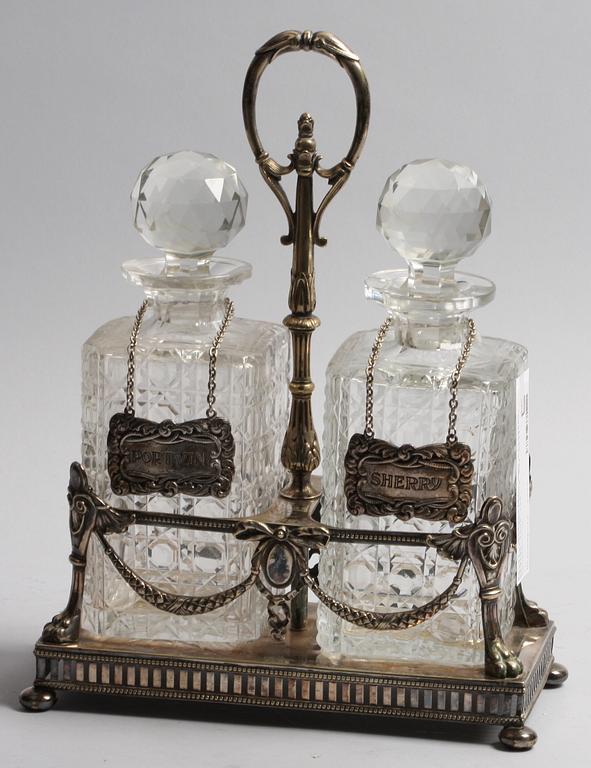 FLASKSTÄLL MED KARAFFER, nysilver, Ny Louis XVI-stil, tidigt 1900-tal.