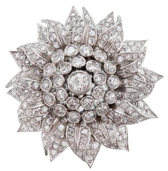 473. A DIAMOND BROOCH.
