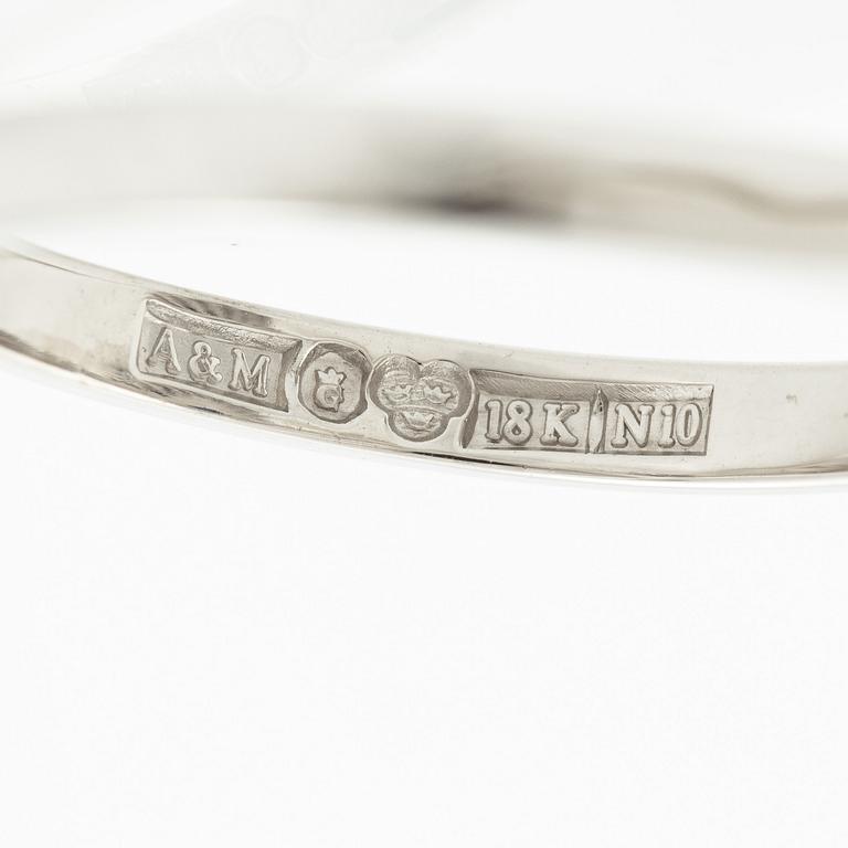 Ring in 18K white gold with a cabochon-cut sapphire and brilliant-cut diamonds.